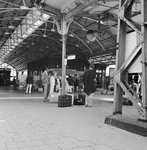 153163 Afbeelding van reizigers op het perron van het N.S-station Leeuwarden te Leeuwarden.
